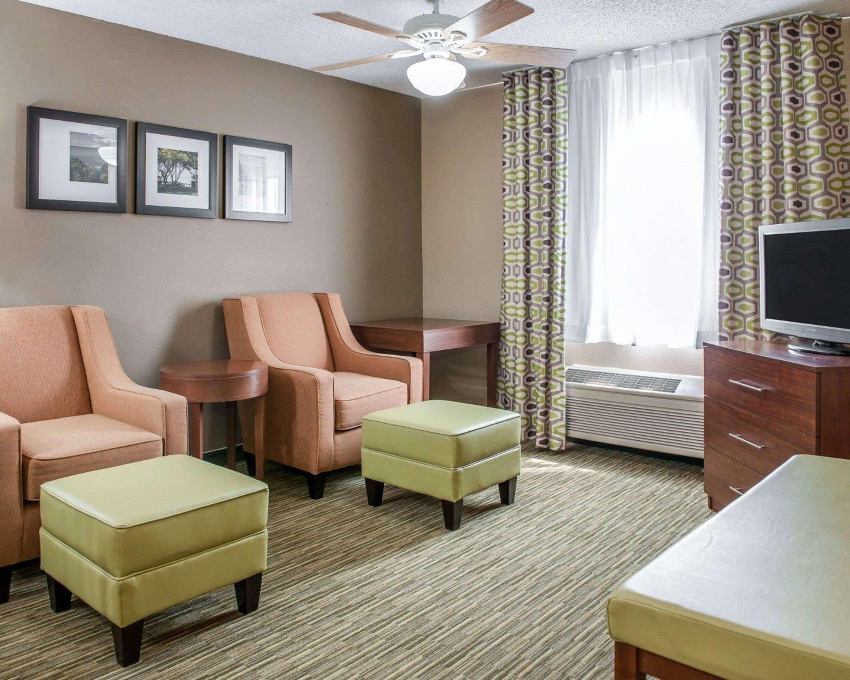 Comfort Suites North Elkhart Exterior photo